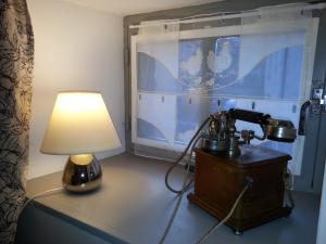 an old camera and a lamp on a table at Relais St Jacques - Roanne in Saint-Haon-le-Châtel