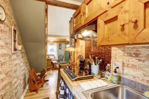Η κουζίνα ή μικρή κουζίνα στο Adorable Ellijay Cabin with Hot Tub and Fire Pit +17 φωτογραφίες