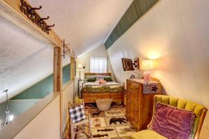 Ένα ή περισσότερα κρεβάτια σε δωμάτιο στο Adorable Ellijay Cabin with Hot Tub and Fire Pit