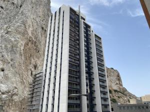 直布羅陀的住宿－Brand New Studio Near The Beach, Gibraltar，山前高大的建筑