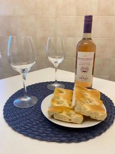 レーリチにあるCasa Vacanze Armandaのワイン1本とグラス2杯