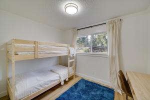 En eller flere køyesenger på et rom på Vancouver Vacation Rental 16 Mi to Portland!