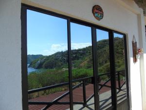 um quarto com uma janela com vista para um rio em Puro Paraíso Eco Hotel em Taganga