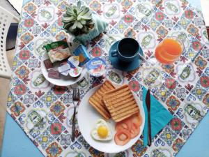 切法卢BorgoMarino's Room的一张桌子,上面有早餐盘鸡蛋和烤面包