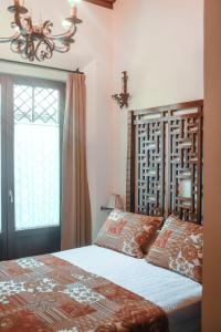 um quarto com uma cama e uma janela em Apartamentos en pleno centro, Aljibe Rodrigo del Campo 1B em Granada