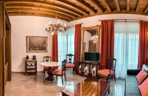 a living room with a table and chairs and a television at Apartamentos en pleno centro, Aljibe Rodrigo del Campo 1B in Granada