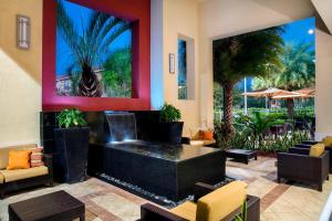 un vestíbulo con una fuente en medio de una habitación en Courtyard by Marriott Miami Homestead, en Homestead