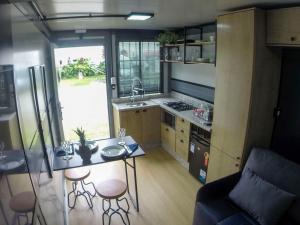 a kitchen with a table and chairs in a room at Tiny House Urban in Balneário Camboriú