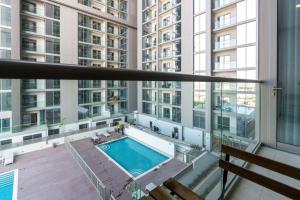 Bazén v ubytování Luxury 1bdr in Sobha Creek Vistas Reserve nebo v jeho okolí