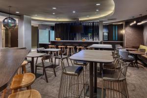 um restaurante com mesas e cadeiras e um bar em SpringHill Suites by Marriott Salt Lake City Downtown em Salt Lake City