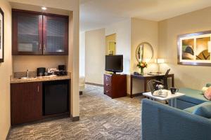 Habitación de hotel con sofá y TV en SpringHill Suites by Marriott Salt Lake City Downtown, en Salt Lake City