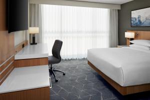 Postel nebo postele na pokoji v ubytování Delta Hotels Calgary Airport In-Terminal