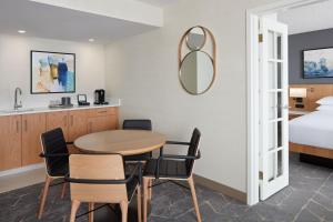 Postel nebo postele na pokoji v ubytování Delta Hotels Calgary Airport In-Terminal