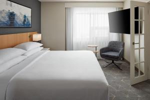 Postel nebo postele na pokoji v ubytování Delta Hotels Calgary Airport In-Terminal