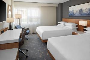 Postel nebo postele na pokoji v ubytování Delta Hotels Calgary Airport In-Terminal