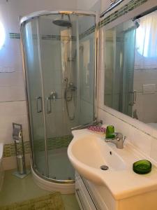 łazienka z umywalką i przeszkloną kabiną prysznicową w obiekcie CASA GAIA - Limoncello - parcheggio privato incluso w mieście Levanto