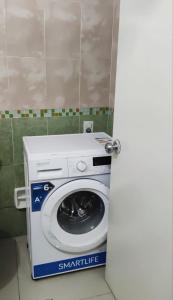 a washer and dryer in a small bathroom at Sombra in Ciudad de la Costa