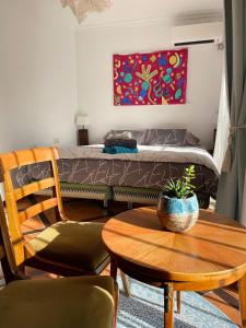 a living room with a bed and a table and a chair at Terra Aloé in Torremolinos