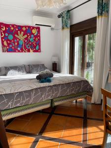 uma cama num quarto com uma pintura na parede em Terra Aloé em Torremolinos