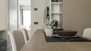 uma mesa de jantar com uma taça e um copo de vinho em Italianway - Marcantonio em Milão