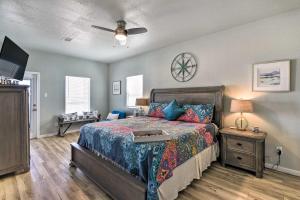 um quarto com uma cama e um relógio na parede em Surfside Beach Home with Ocean Views! em Surfside Beach