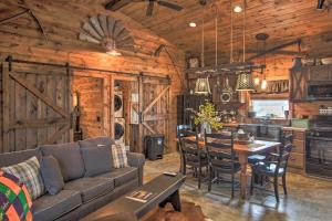 ein Wohnzimmer mit einem Sofa und einem Tisch sowie eine Küche in der Unterkunft Missouri Vacation Rental with Fire Pit Access 