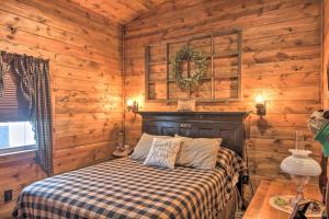 ein Schlafzimmer mit einem Bett in einer Holzhütte in der Unterkunft Missouri Vacation Rental with Fire Pit Access 