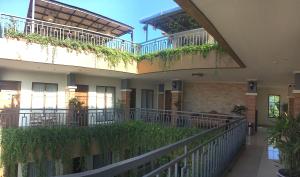 een gebouw met planten op de balkons bij Mejore Beach Hotel in Amed