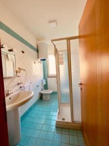 y baño con ducha, lavabo y aseo. en Baia di Talamone, en Talamone