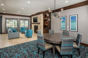 TownePlace Suites by Marriott Abilene Northeast في أبيلين: غرفة طعام مع طاولة وكراسي