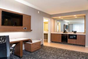 een kantoorruimte met een bureau en een tv aan de muur bij Courtyard by Marriott Livermore in Livermore