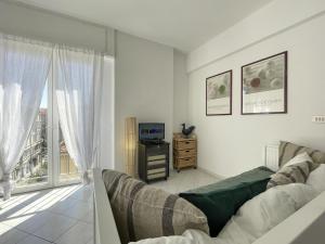 a living room with a couch and a television at Gioffredo 4 Pers Centrale WiFi in Nice