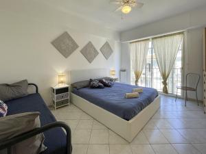 1 dormitorio con 1 cama grande y edredón azul en Gioffredo 4 Pers Centrale WiFi en Niza