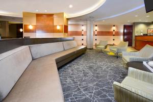 - un hall d'un hôtel avec des canapés et des chaises dans l'établissement SpringHill Suites by Marriott Lynchburg Airport/University Area, à Lynchburg