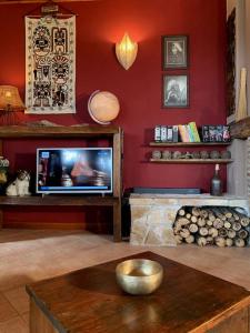 Μια τηλεόραση ή/και κέντρο ψυχαγωγίας στο Spectacular and Cozy Loft w/Terrace, near Termini +58 φωτογραφίες