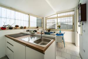 A kitchen or kitchenette at Monolocale Gio