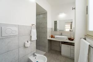 A bathroom at Monolocale Gio