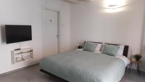 フェラーラにあるRoom 28のベッドルーム(ベッド1台、薄型テレビ付)