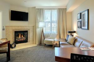 ein Wohnzimmer mit einem Sofa und einem Kamin in der Unterkunft Residence Inn by Marriott Woodbridge Edison/Raritan Center in Woodbridge