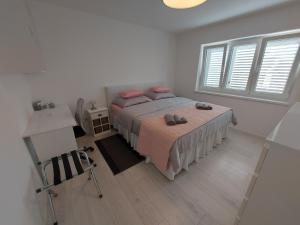 - une chambre avec un lit, un bureau et une fenêtre dans l'établissement Apartman Daria, à Split