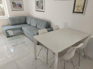 - un salon avec un canapé et une table dans l'établissement Apartman Daria, à Split