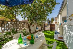 A garden outside Monolocale Gio