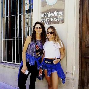 dos mujeres frente a un edificio en Montevideo Port Hostel en Montevideo