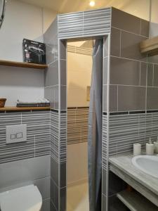 y baño con aseo y lavamanos. en Chambre d'hôtes LARIBOISIERE en Fougères