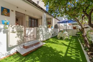 a yard with a table and a tree at Monolocale Gio in Carbonia