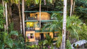 une vue aérienne sur une maison au milieu de palmiers dans l'établissement Boutique Hotel Las Cascadas, à Manuel Antonio