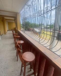 rząd stołków w barze z oknem w obiekcie Hotel Tamaiti w mieście Ríohacha