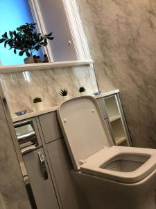 uma casa de banho com um WC com tampa para cima em Ashfield Hotel em Huddersfield