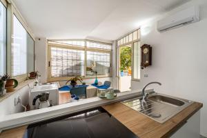 A kitchen or kitchenette at Monolocale Gio