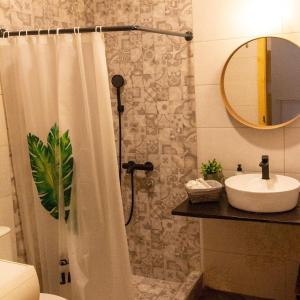 a bathroom with a shower curtain and a sink at Apartman TALIJA in Pirot